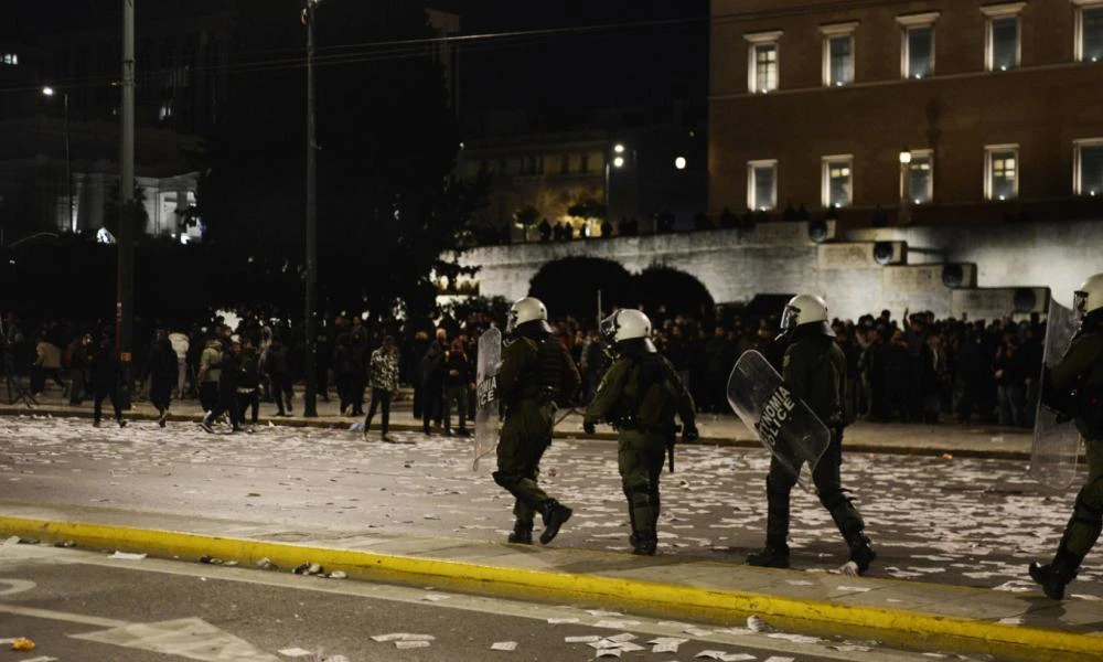 Επεισόδια στο Σύνταγμα! Μολότοφ, φωτιές και χημικά μετά τη συγκέντρωση για τα Τέμπη!
